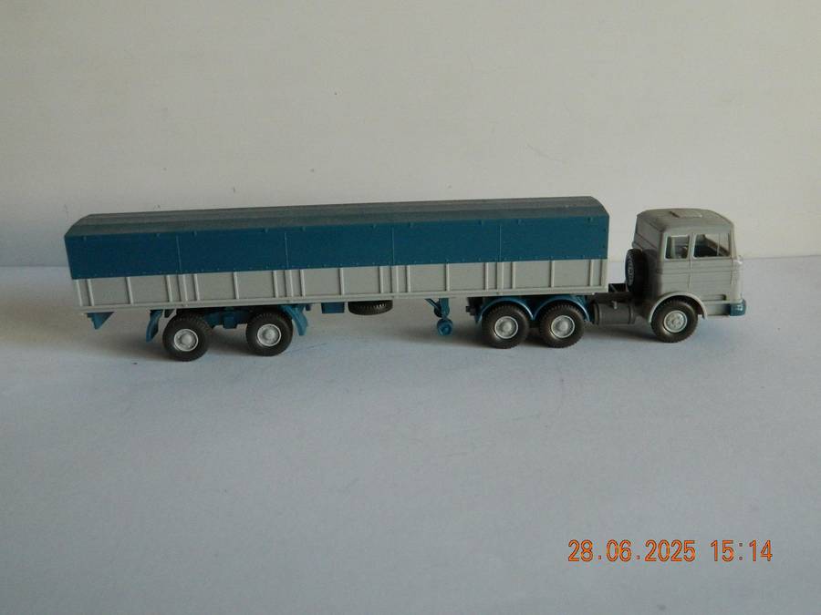 WIKING GERMANY  -   -  MERCEDES-BENZ TRUCK AND TRAILER WITH BARRELS