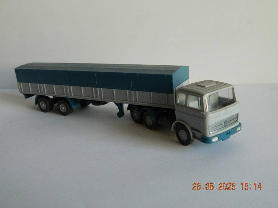 WIKING GERMANY  -   -  MERCEDES-BENZ TRUCK AND TRAILER WITH BARRELS