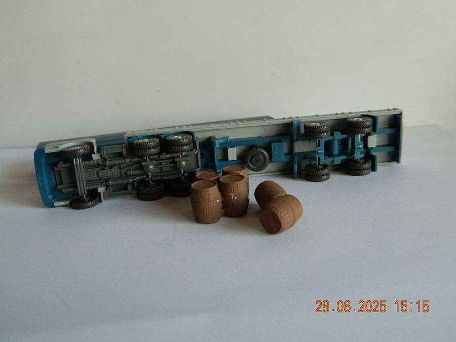 WIKING GERMANY  -   -  MERCEDES-BENZ TRUCK AND TRAILER WITH BARRELS