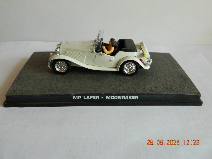 UNIVERSAL HOBBIES -  JAMES BOND 007 -  MP LAFER   -   MOONRAKER