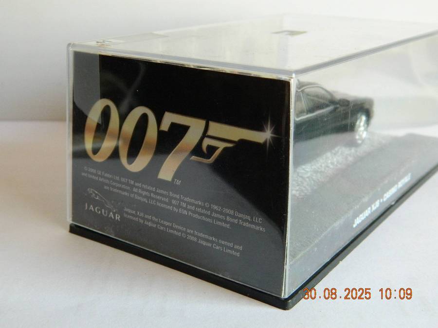 UNIVERSAL HOBBIES -  JAMES BOND 007 -  JAGUAR XJ8   -  CASINO ROYALE