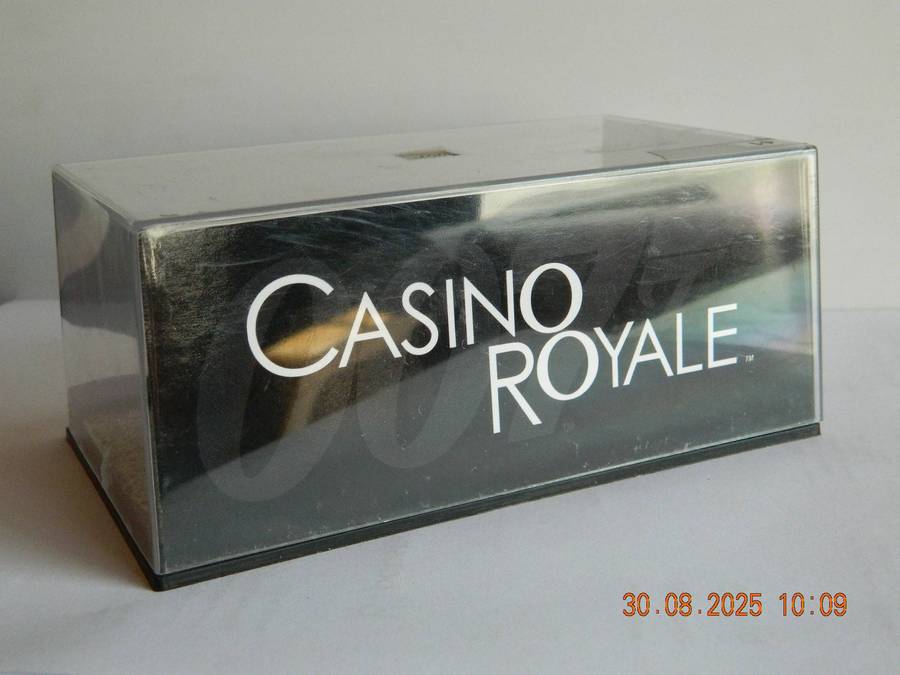 UNIVERSAL HOBBIES -  JAMES BOND 007 -  JAGUAR XJ8   -  CASINO ROYALE