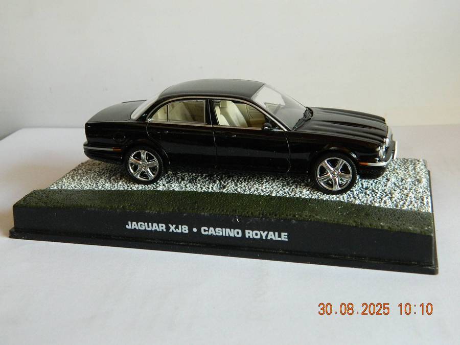 UNIVERSAL HOBBIES -  JAMES BOND 007 -  JAGUAR XJ8   -  CASINO ROYALE