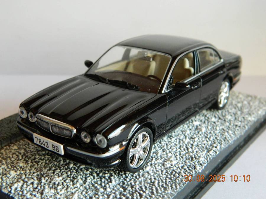 UNIVERSAL HOBBIES -  JAMES BOND 007 -  JAGUAR XJ8   -  CASINO ROYALE