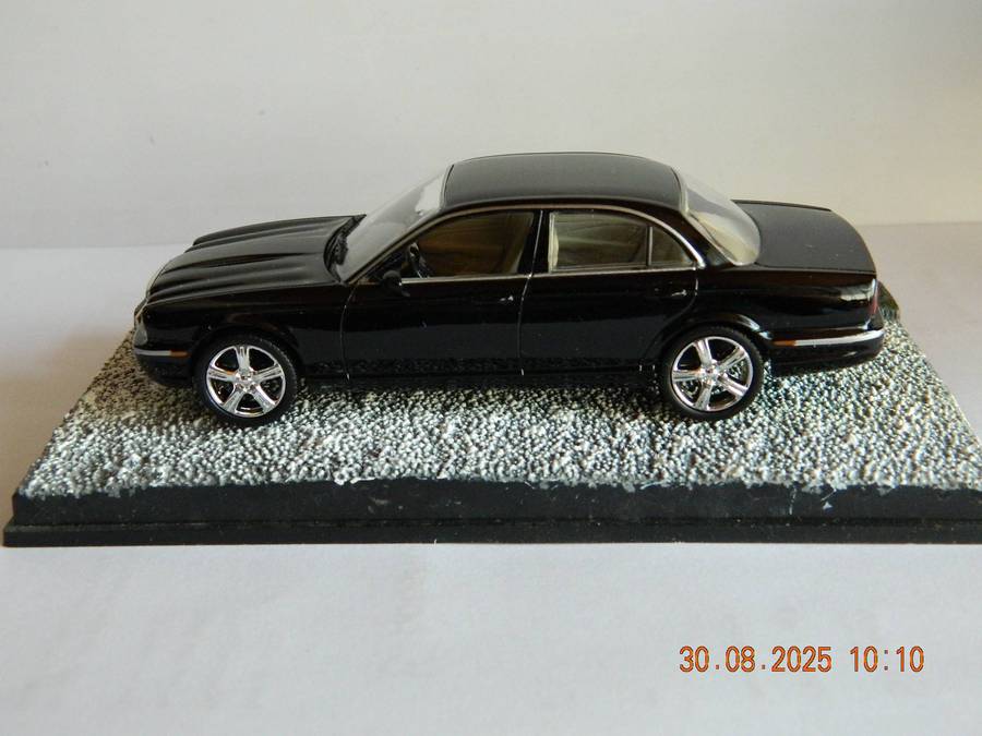 UNIVERSAL HOBBIES -  JAMES BOND 007 -  JAGUAR XJ8   -  CASINO ROYALE