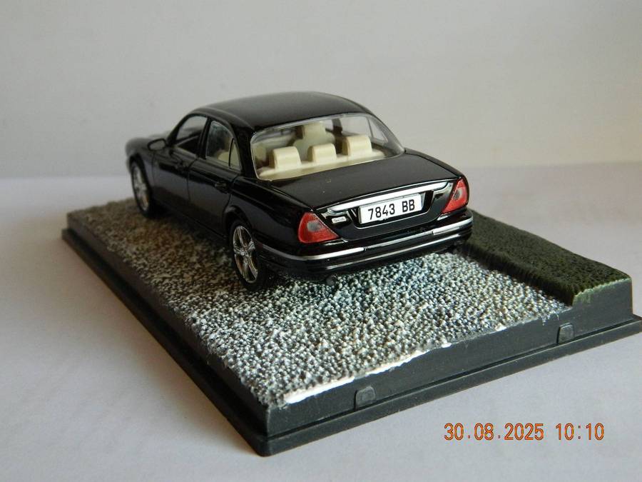 UNIVERSAL HOBBIES -  JAMES BOND 007 -  JAGUAR XJ8   -  CASINO ROYALE