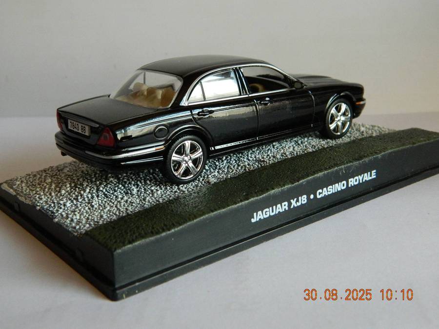 UNIVERSAL HOBBIES -  JAMES BOND 007 -  JAGUAR XJ8   -  CASINO ROYALE