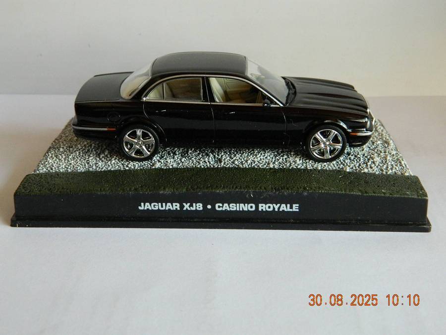 UNIVERSAL HOBBIES -  JAMES BOND 007 -  JAGUAR XJ8   -  CASINO ROYALE
