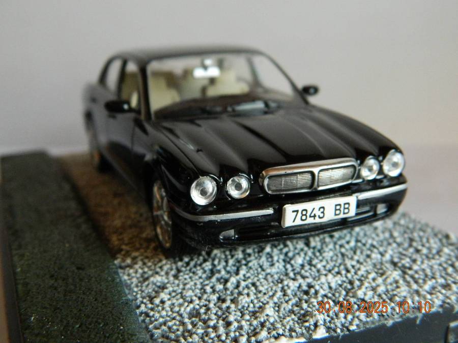 UNIVERSAL HOBBIES -  JAMES BOND 007 -  JAGUAR XJ8   -  CASINO ROYALE