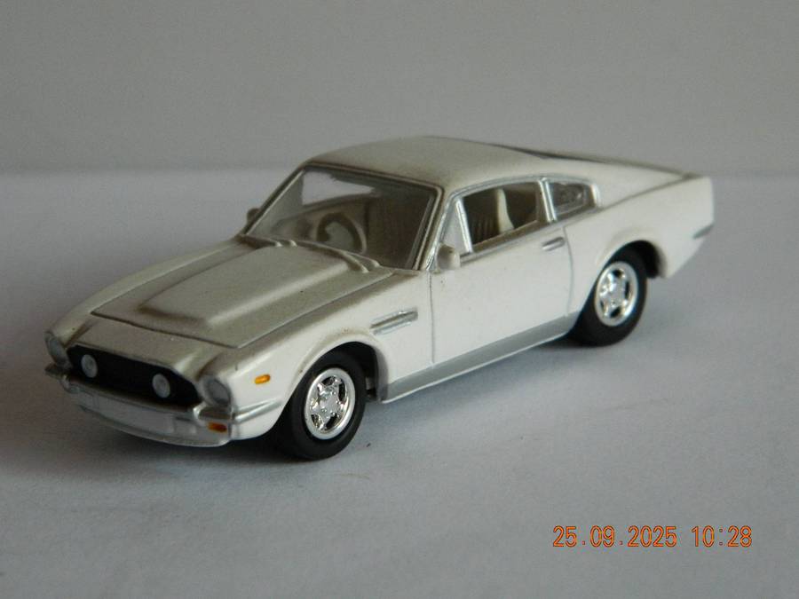 JOHNNY LIGHTNING   - 658   -    FORD MUSTANG