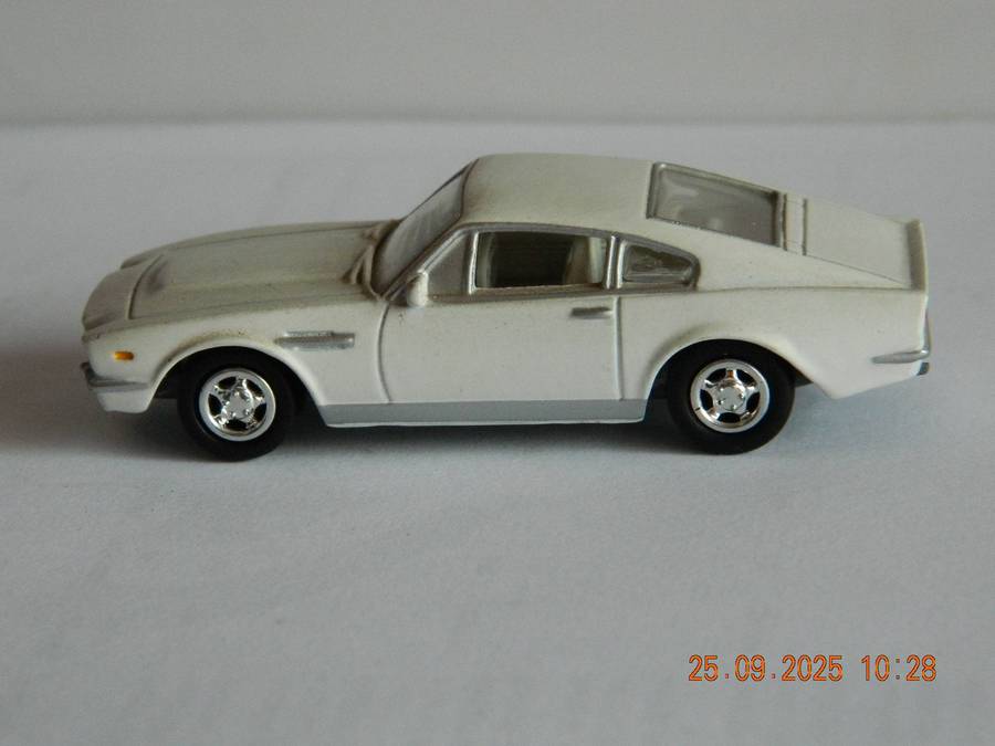 JOHNNY LIGHTNING   - 658   -    FORD MUSTANG