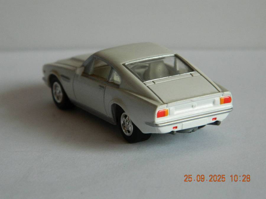 JOHNNY LIGHTNING   - 658   -    FORD MUSTANG