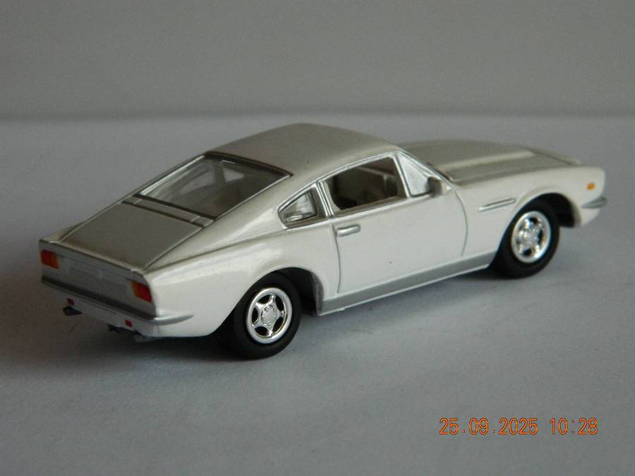 JOHNNY LIGHTNING   - 658   -    FORD MUSTANG