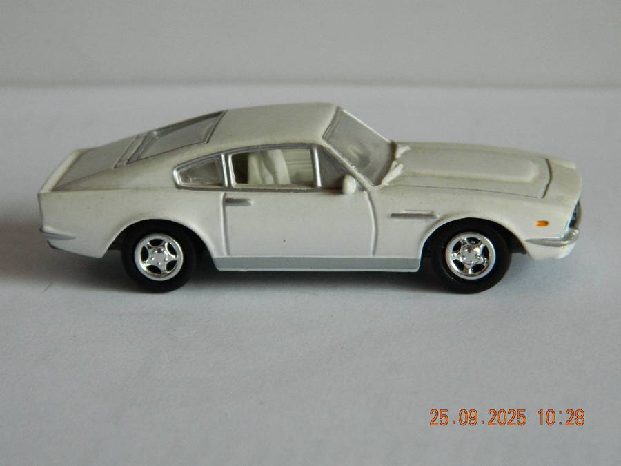 JOHNNY LIGHTNING   - 658   -    FORD MUSTANG