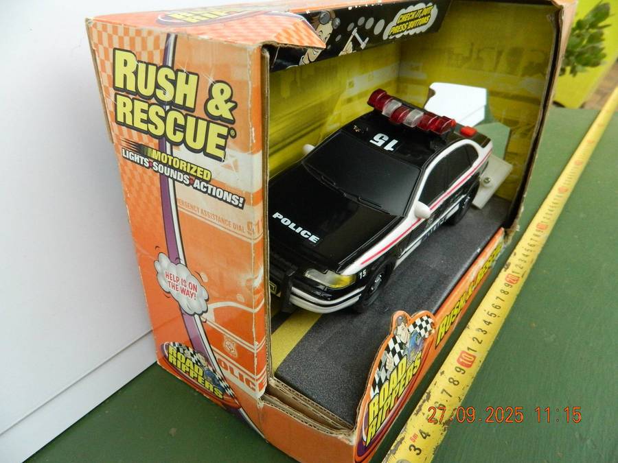 UNKNOWN  MAKE  -  ROAD RIPPERS  -  RUSH AND RESCUE -  POLICE CAR  -  ALL PLASTIC