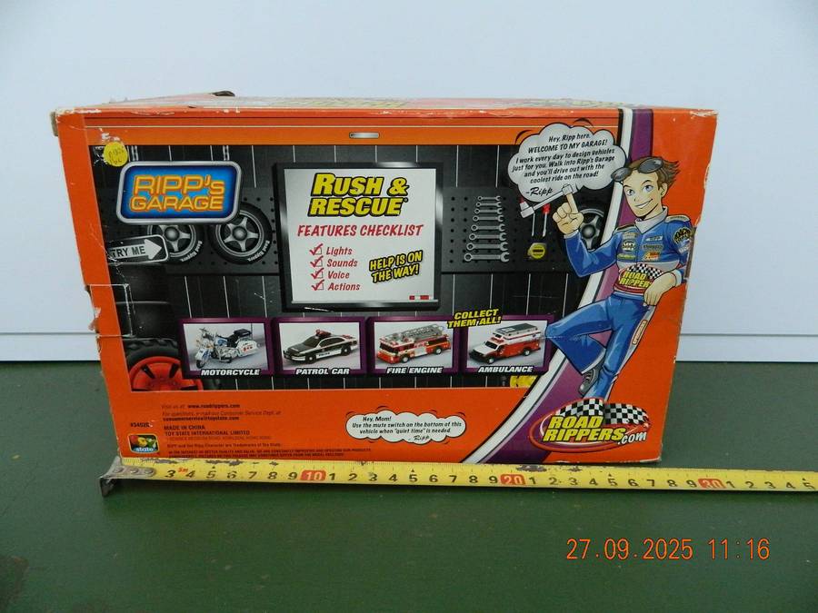 UNKNOWN  MAKE  -  ROAD RIPPERS  -  RUSH AND RESCUE -  POLICE CAR  -  ALL PLASTIC