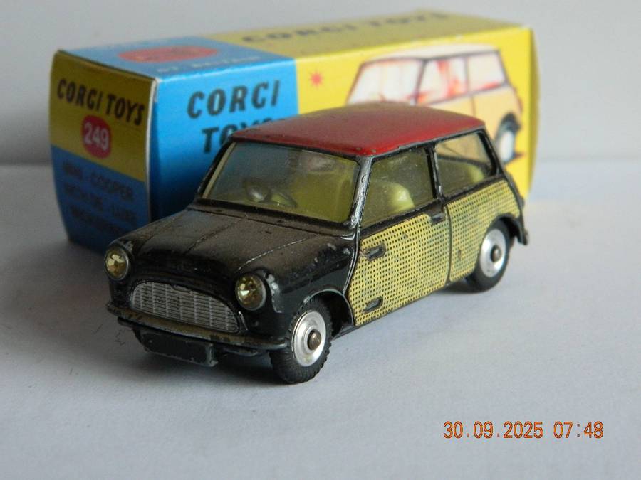 CORGI TOYS  -  249  -  MORRIS MINI-COOPER  -  WITH DE-LUX WICKERWORK
