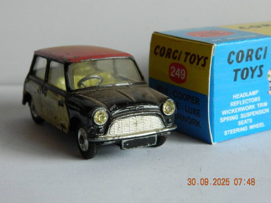 CORGI TOYS  -  249  -  MORRIS MINI-COOPER  -  WITH DE-LUX WICKERWORK