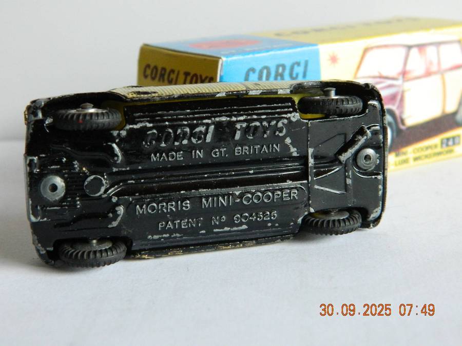 CORGI TOYS  -  249  -  MORRIS MINI-COOPER  -  WITH DE-LUX WICKERWORK