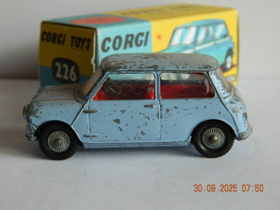 CORGI TOYS  -  226  -  MORRIS MINI MINOR