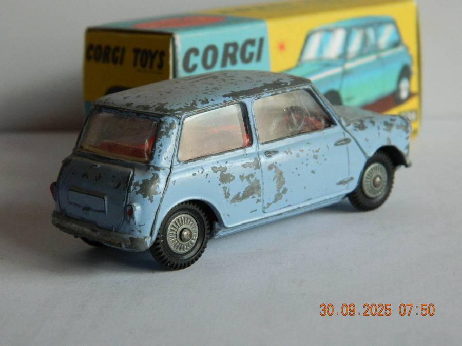 CORGI TOYS  -  226  -  MORRIS MINI MINOR