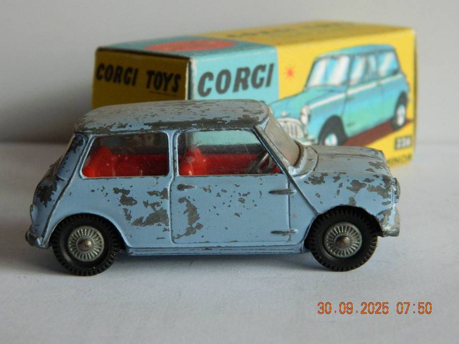 CORGI TOYS  -  226  -  MORRIS MINI MINOR