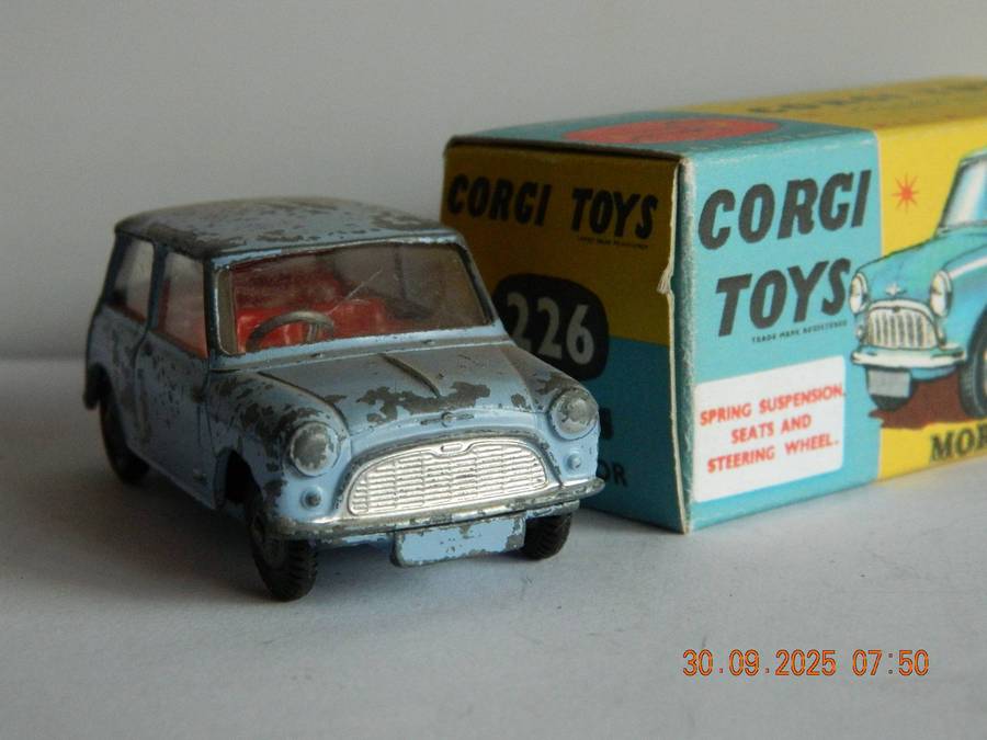 CORGI TOYS  -  226  -  MORRIS MINI MINOR