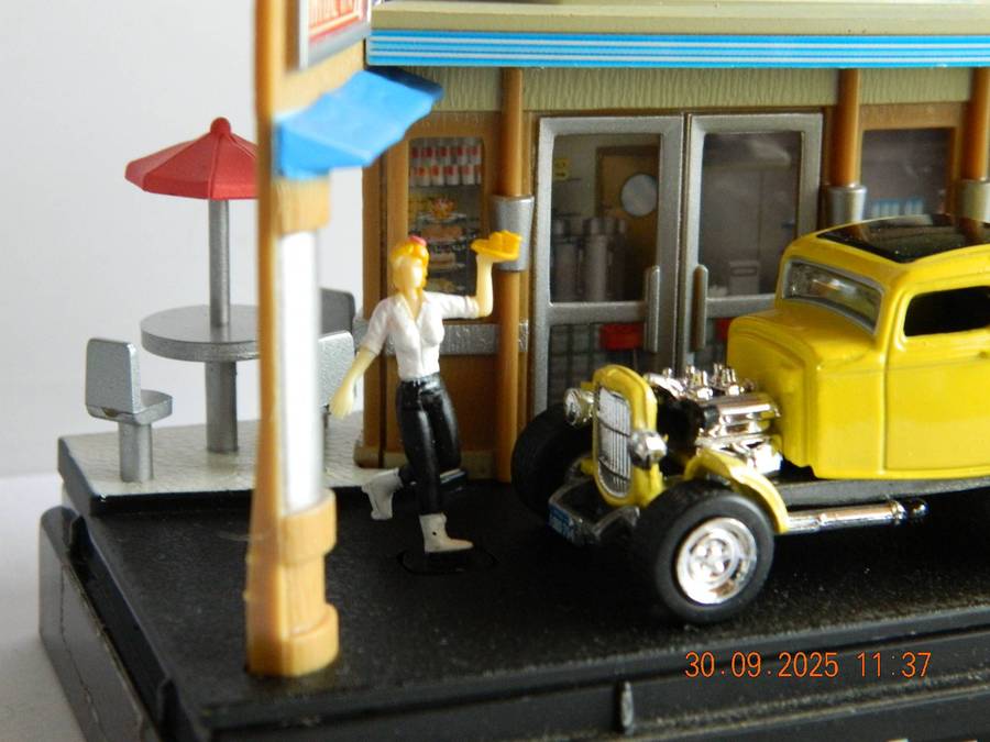 MOTOR MAX   -   MEL'S DINER -   MODEL T FORD AND FIGURES