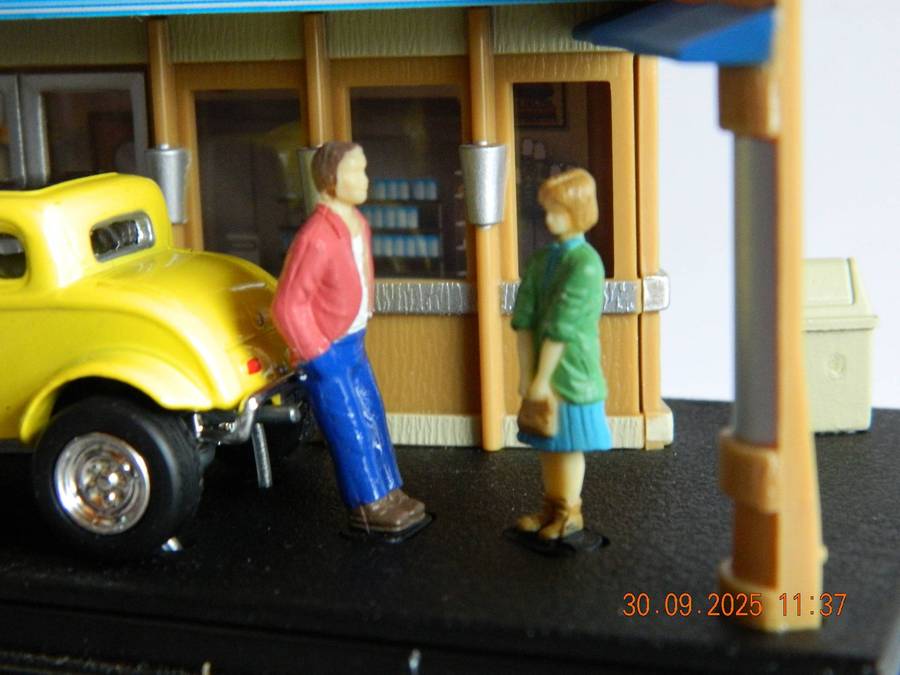 MOTOR MAX   -   MEL'S DINER -   MODEL T FORD AND FIGURES