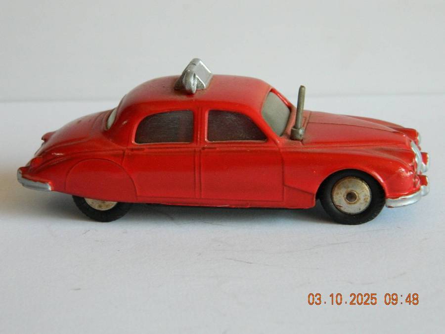 CORGI  TOYS  -  213    -  JAGUAR FIRE CHIEF'S CAR