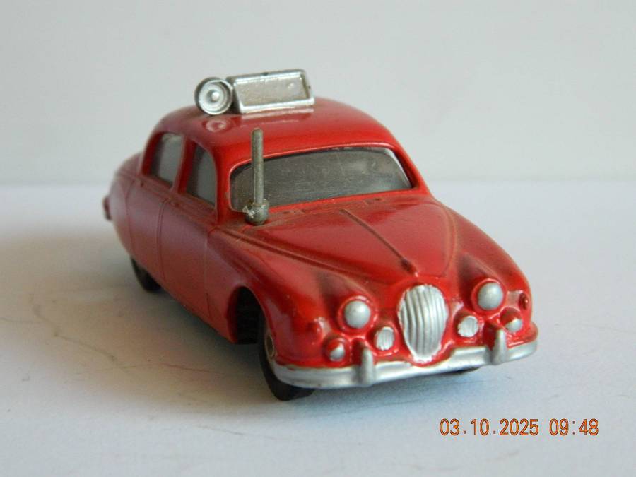 CORGI  TOYS  -  213    -  JAGUAR FIRE CHIEF'S CAR
