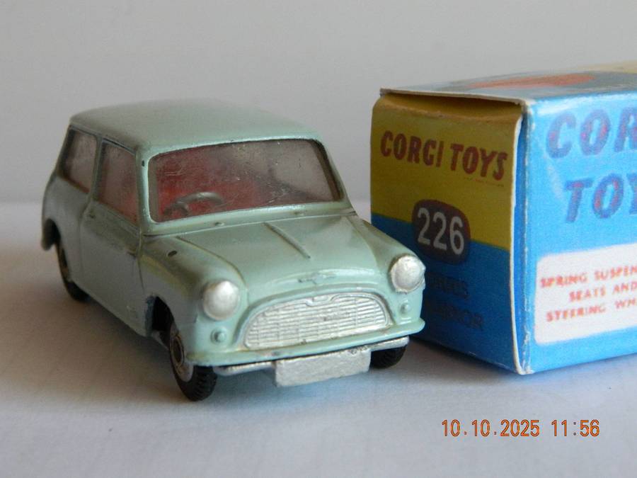 CORGI TOYS  -  226  -  MORRIS MINI MINOR