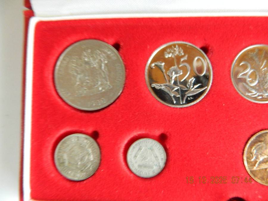 SOUTH AFRICAN.    ONE RAND SET  COINS  -  1983