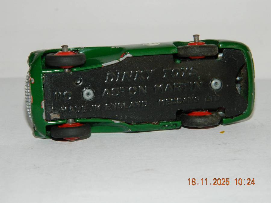 DINKY TOYS  -  110  -  ASTON- MARTIN  DB3S
