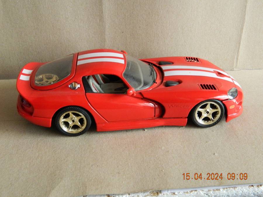 BBURAGO  -  DODGE VIPER GTS COUPE -    1/18 SCALE