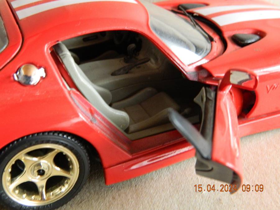 BBURAGO  -  DODGE VIPER GTS COUPE -    1/18 SCALE