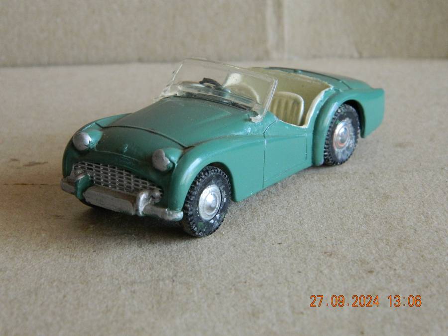 SPOT-ON  -  MODELS BY TRIANG -  TRIUMPH TR3