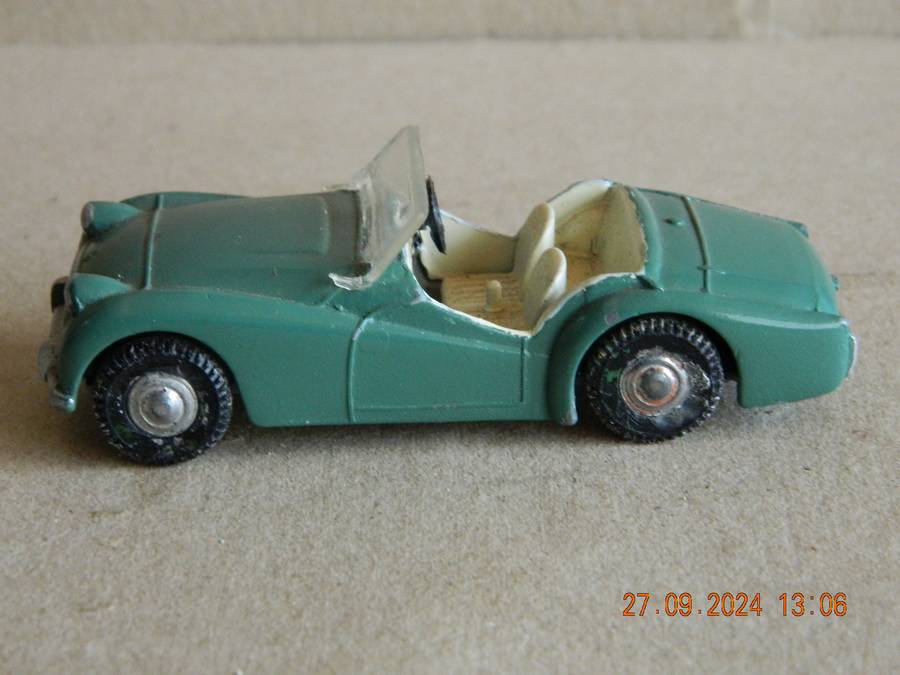 SPOT-ON  -  MODELS BY TRIANG -  TRIUMPH TR3