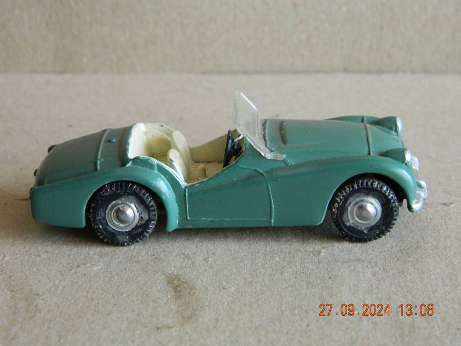 SPOT-ON  -  MODELS BY TRIANG -  TRIUMPH TR3