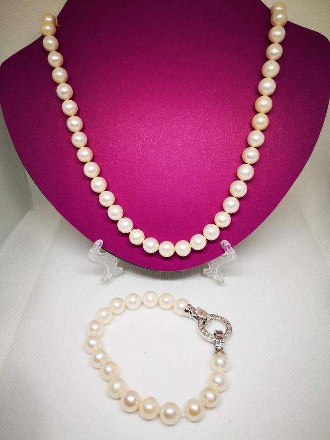 Freshwater Pearls Neclace + Bracelet