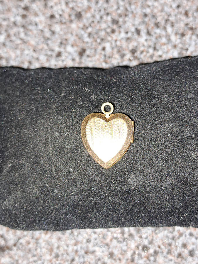 12ct gold P heart locket very cute