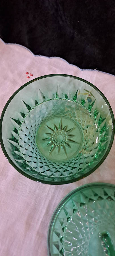 Beautiful emerald green glass lidded sweetie dish