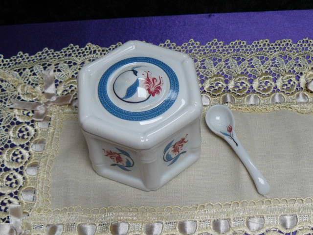 ELIZABETH ARDERN BATH SALTS CONTAINER WITH SPOON PORCELAIN