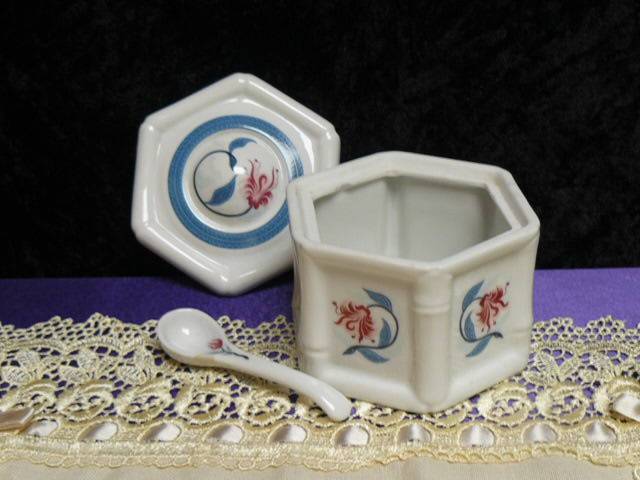 ELIZABETH ARDERN BATH SALTS CONTAINER WITH SPOON PORCELAIN