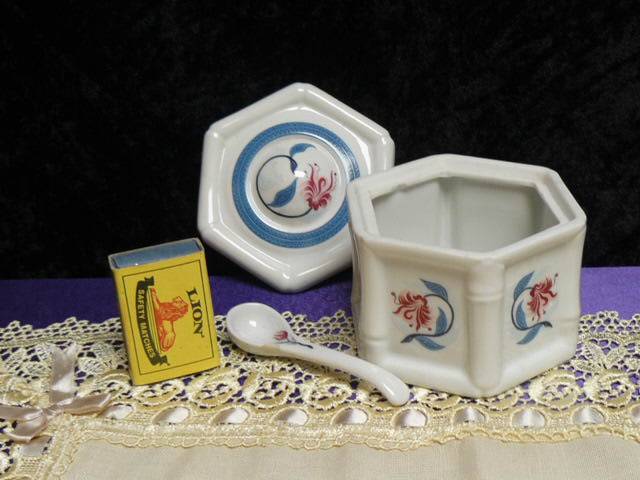 ELIZABETH ARDERN BATH SALTS CONTAINER WITH SPOON PORCELAIN