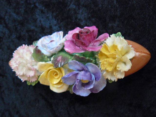 PORCELAIN CENTRE PIECE FLOWERS NO DAMAGE PRETTY ENGLAND
