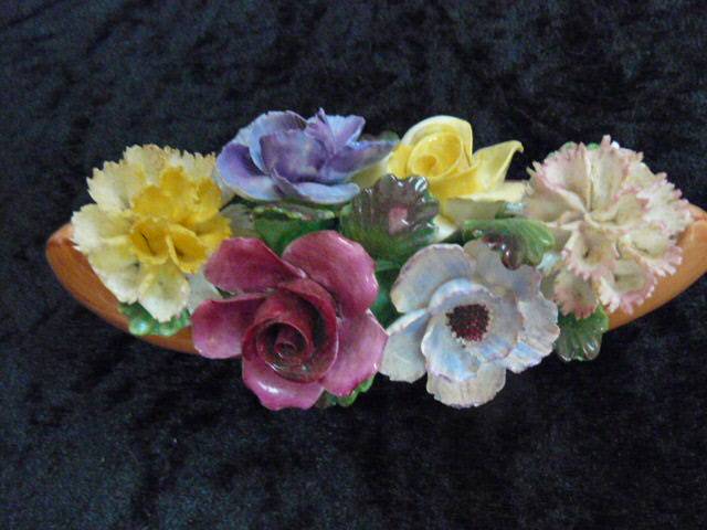PORCELAIN CENTRE PIECE FLOWERS NO DAMAGE PRETTY ENGLAND