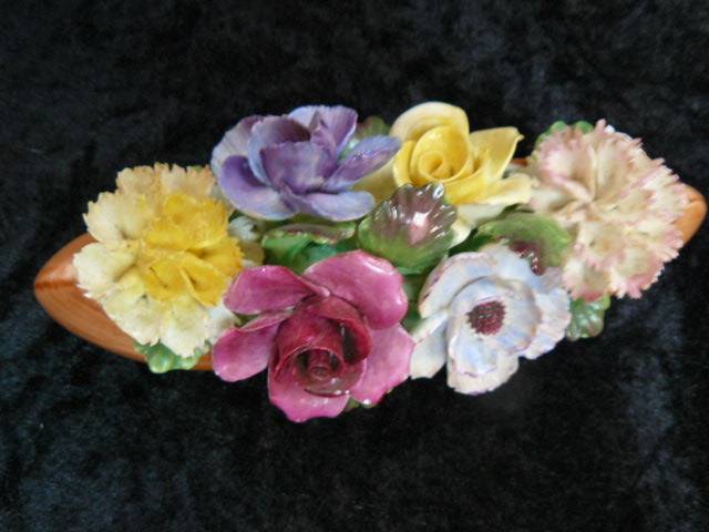 PORCELAIN CENTRE PIECE FLOWERS NO DAMAGE PRETTY ENGLAND
