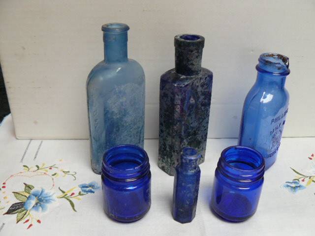 GLASS BOTTLES DUG UP VERY OLD FOR THE COLLECROR