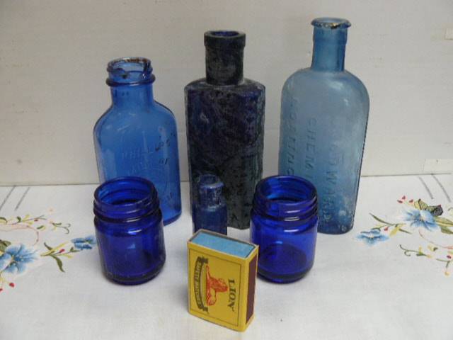 GLASS BOTTLES DUG UP VERY OLD FOR THE COLLECROR
